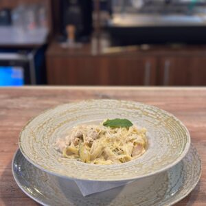 Tagliatelle cu piept de pui și brânză cu mucegai