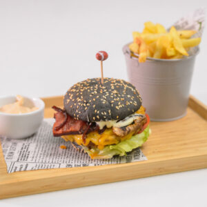 Burger Harvey's cu cartofi prăjiți